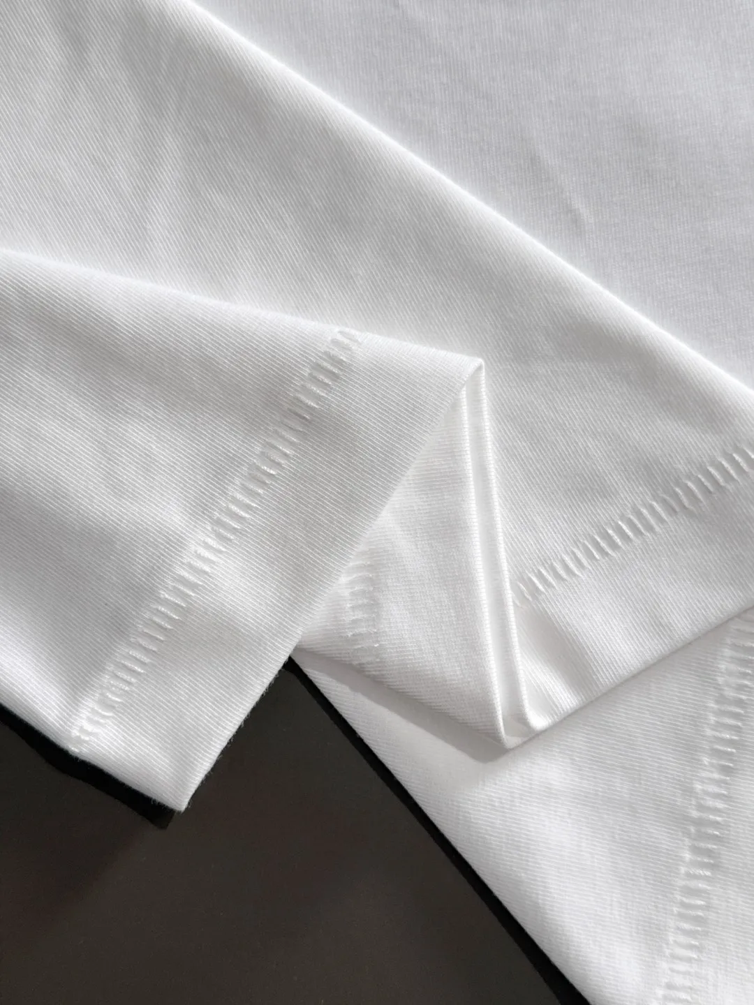 🅿️270 shipped next day, high quality Stone Island 2025 spring and summer new men's batik washed short-sleeved T-shirt, combed heavy weight washed double yarn fabric, high-strength fabric feels full of weight when weighed, and the upper body is more textured than ordinary T-shirts and is not easy to deform. This texture can cope with the weather, absorbs sweat and is breathable, suitable for both hot and cold! Perfectly produced with reference to the original stitch and stitch! Loose fit design, looks noble. Sizes: S to XXL (European sizes are larger, it is recommended to choose one size smaller than your usual size)
